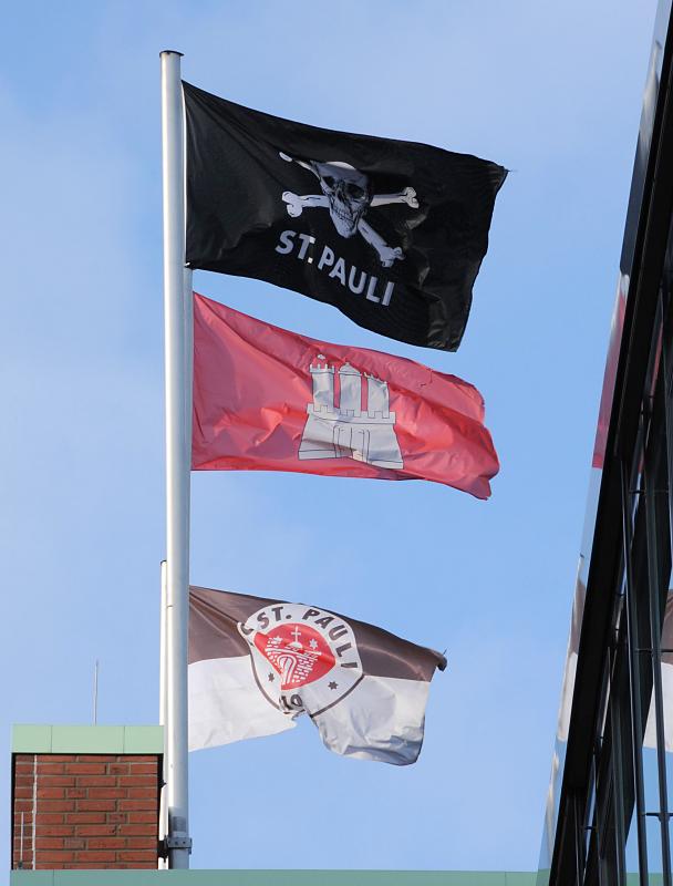 3600_3348 Hamburg Fahne; St. Pauli Fahnen. | Flaggen und Wappen in der Hansestadt Hamburg